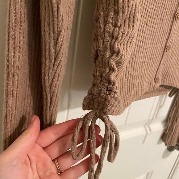 EUC Hollister women’s tan knit baby tee v-neck ruched crop long‎ sleeve top - Picture 3 of 7